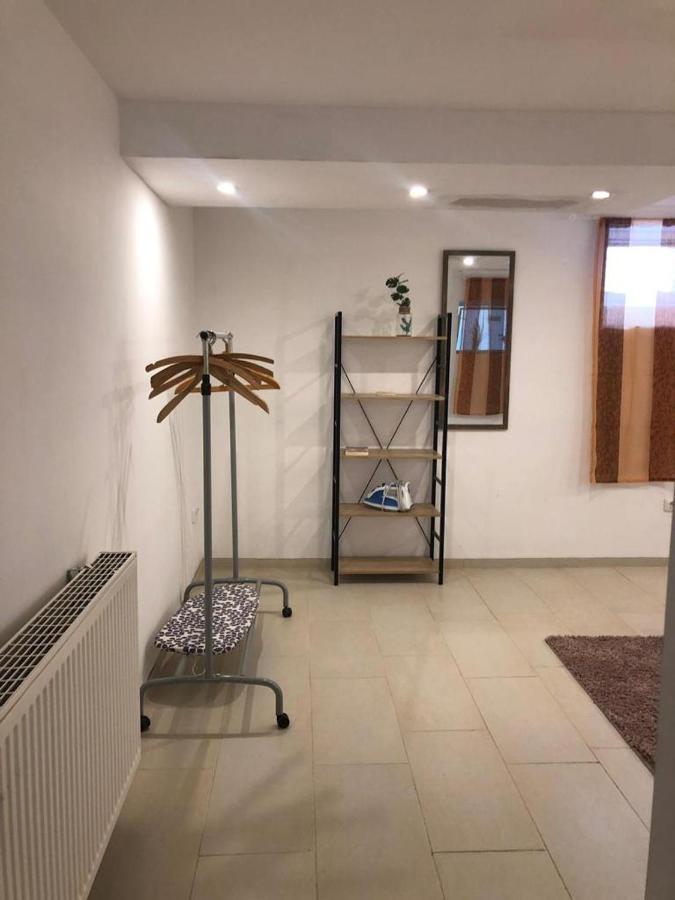 Bescheidene Untergeschoss Wohnung In Guter Lage. Cologne Exterior photo
